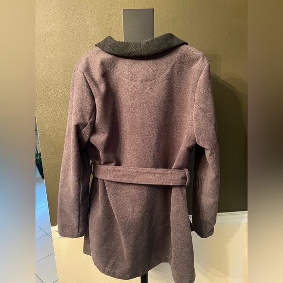 A.N.D EAWY Winter Coat.  Large. 100% Polyester. - Picture 8 of 10